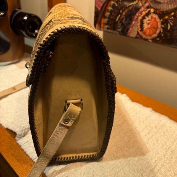 Vintage tooled leather Western theme purse - Picture 7 of 12